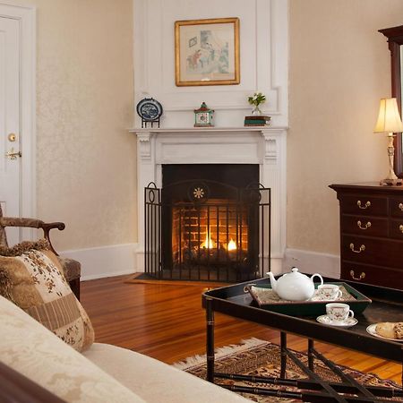 Inn At Warner Hall Gloucester Extérieur photo