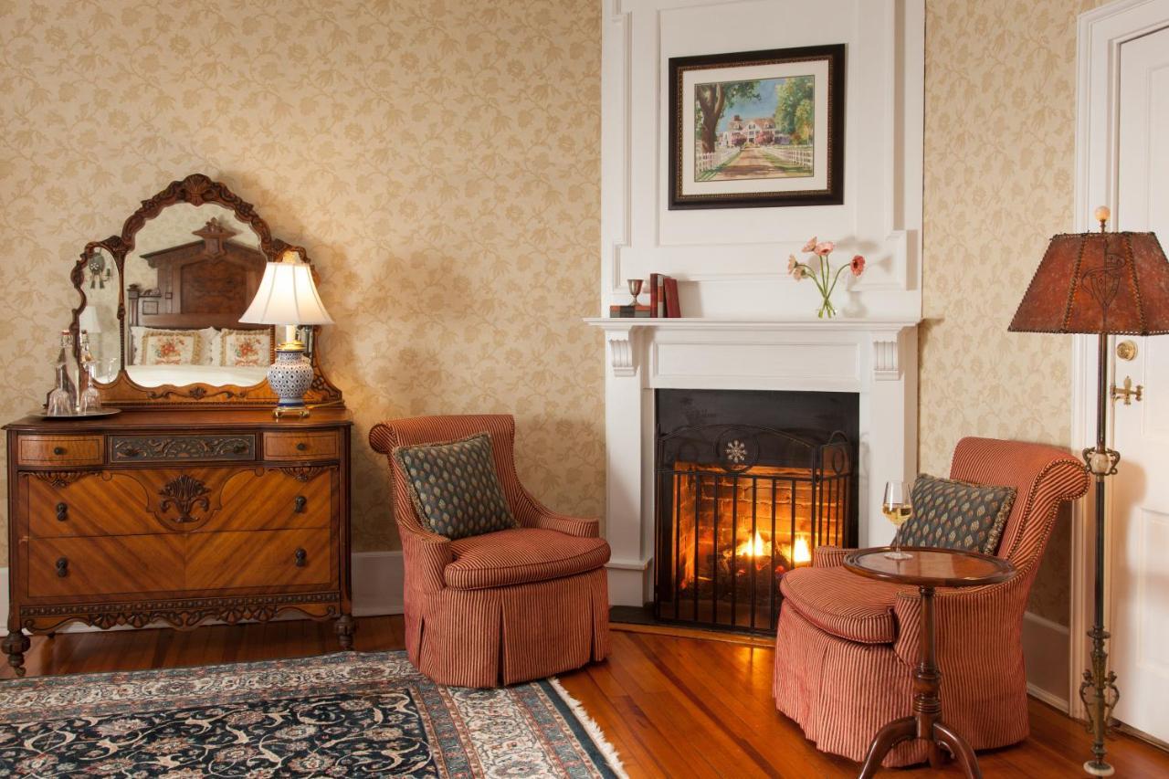 Inn At Warner Hall Gloucester Extérieur photo
