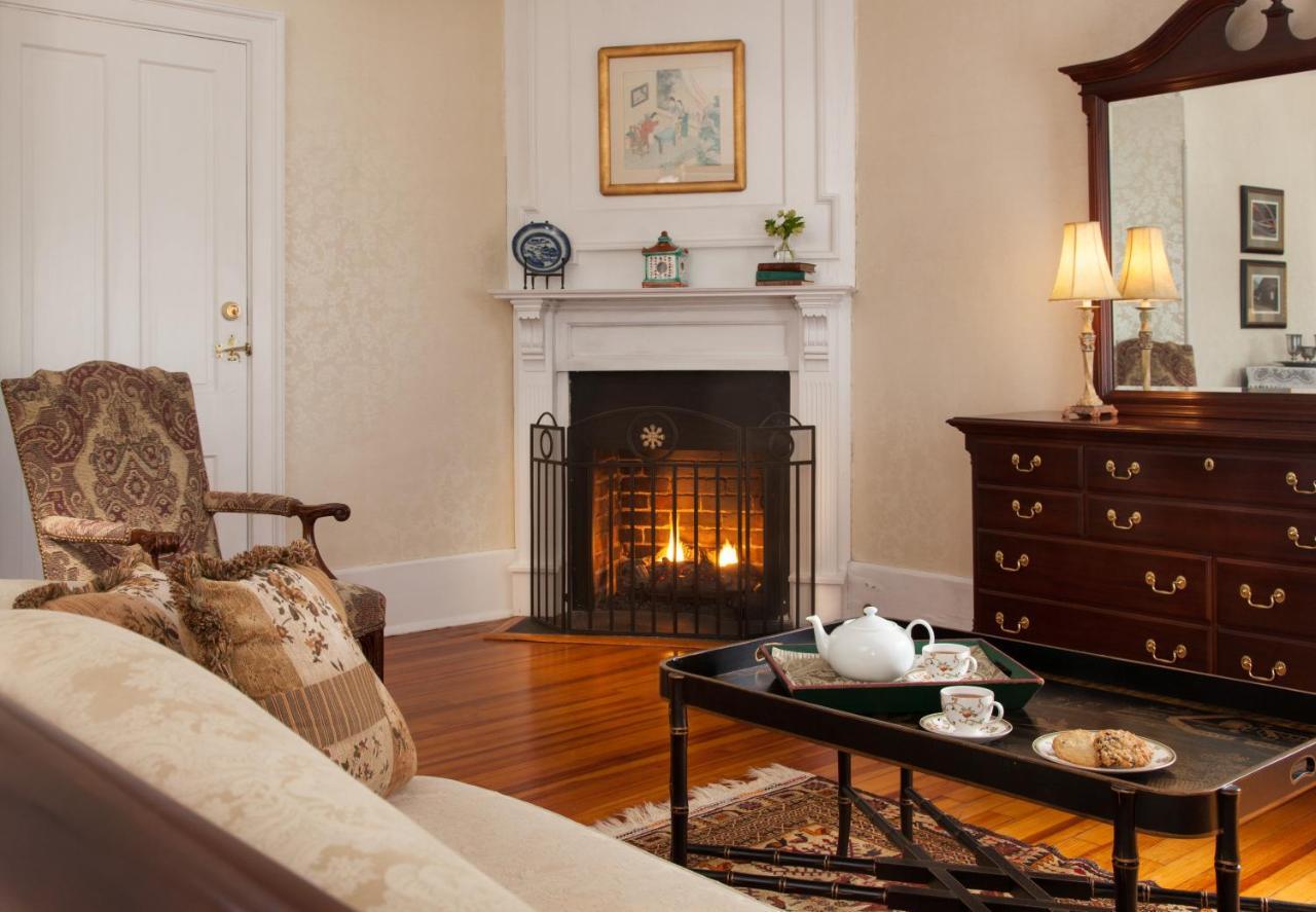 Inn At Warner Hall Gloucester Extérieur photo